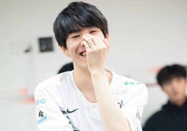 LOL明星大乱斗来了，李佳航“抱到大腿”，水晶哥与焕峰正面刚