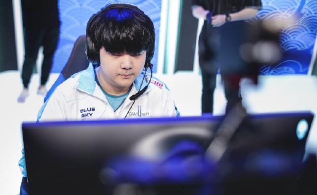 LOL全明星落幕，T1粉丝爆破官博提一要求，T1哭了真做不到
