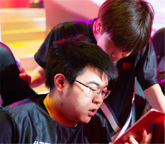 曾与韦神齐名的LOL选手，退役后却无法开播？健康问题影响太大