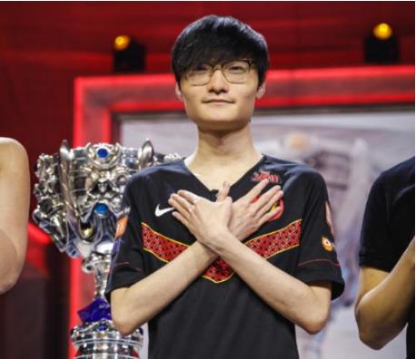 英雄联盟：继宁王之后小天宣布暂别赛场，YM打野保质期已过？