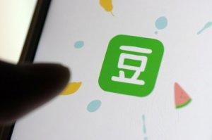 CSGO比赛现场尴尬一幕：摄像师偷看吃鸡直播