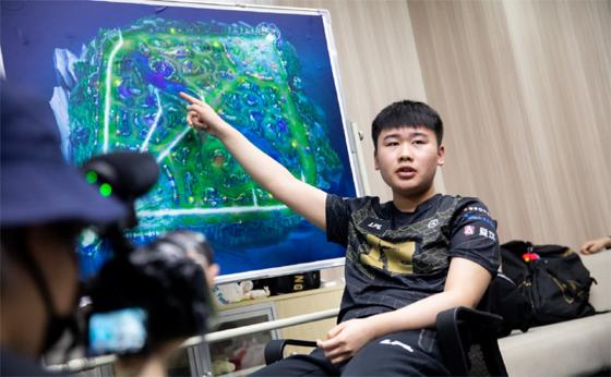 LOL：外国网友热议RNG淘汰TES，这局我愿称之为“年度最佳比赛”