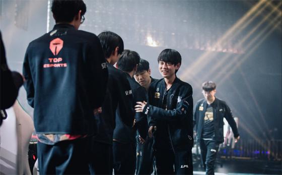 LOL：外国网友热议RNG淘汰TES，这局我愿称之为“年度最佳比赛”