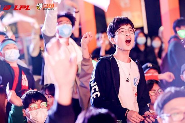 扩散电竞文化 斗鱼在楚河汉街办了场LOL嘉年华