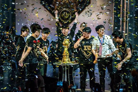 LOL-MSI：LPL官推上演“回忆杀”，直击EDG、RNG在MSI的三冠瞬间