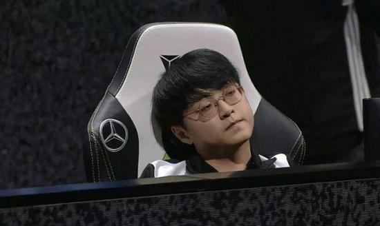 LOL：忆往昔虚空一握通冥府 看今朝沐浴金雨终成王 LPL重回第一赛区