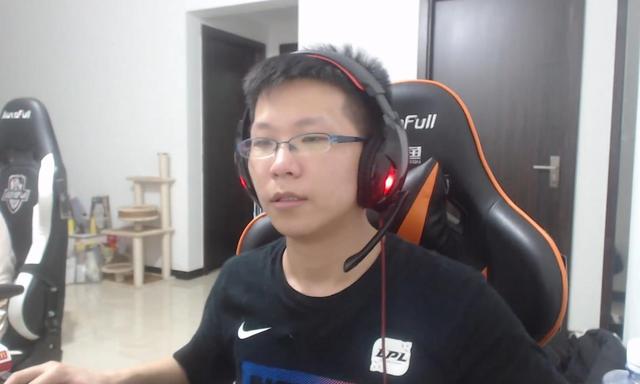 LOL神器被削弱，诺手玩家哭了当场裂开，余小C直播忍不住爆粗口