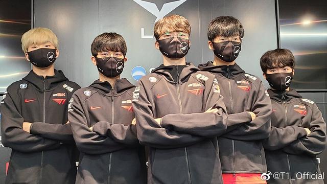 LOL全球战队排行榜出炉：RNG夏季赛一场没打排名榜首，T1分数亮了