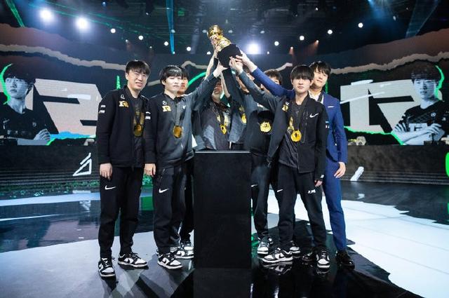 LOL全球战队排行榜出炉：RNG夏季赛一场没打排名榜首，T1分数亮了