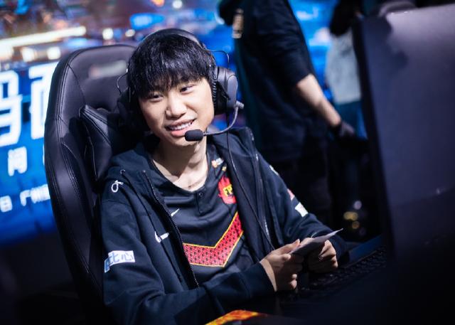 LOL新版本即将上线，Doinb直播吐槽：英雄白练了，假期又不能回家