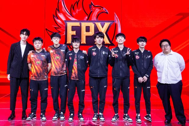 LOL新版本即将上线，Doinb直播吐槽：英雄白练了，假期又不能回家