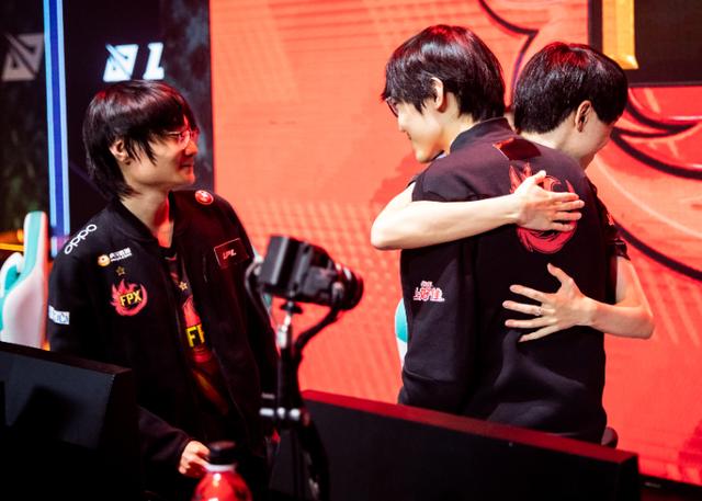LOL新版本即将上线，Doinb直播吐槽：英雄白练了，假期又不能回家