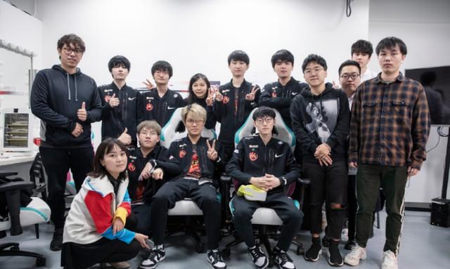LOL新版本即将上线，Doinb直播吐槽：英雄白练了，假期又不能回家