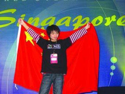 曾有机会当LOL世界冠军的他，却沦落到鞋厂打工人，还被主管打？