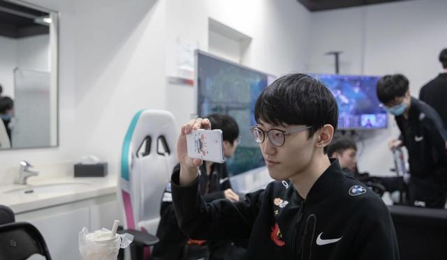 FPX对决IG，IG首发选手引起观众好奇，他们究竟会摆出怎样的阵容
