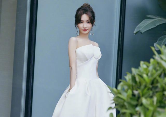 Miss宝刀未老？用亲戚账号单排上钻3，看到数据后：不愧LOL女大神