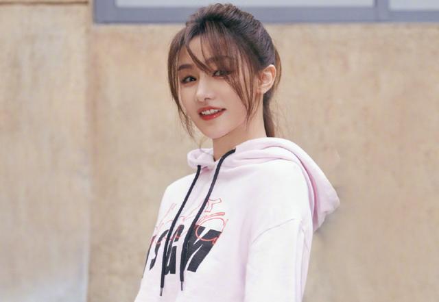 Miss宝刀未老？用亲戚账号单排上钻3，看到数据后：不愧LOL女大神