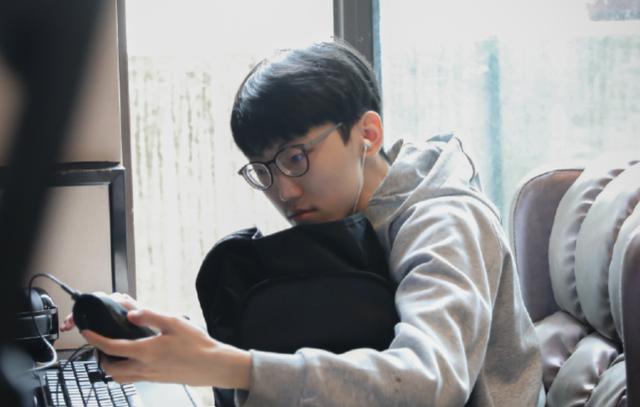 Naguri状态不佳沦为替补！FPX迎战LGD！新人上单平小虎首发