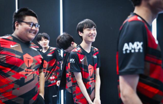 LOL韩媒评全世界中单选手TOP5，Knight成国产牌面，记得点评真实