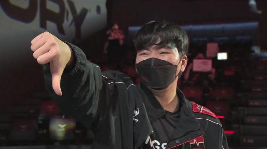 LOL传奇落幕？NS中单二度碾压Faker，赛后称Knight才是最强选手