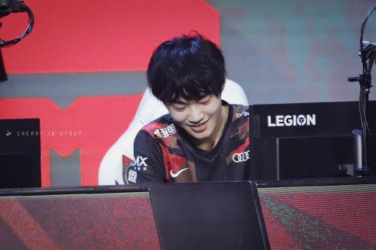 LOL传奇落幕？NS中单二度碾压Faker，赛后称Knight才是最强选手