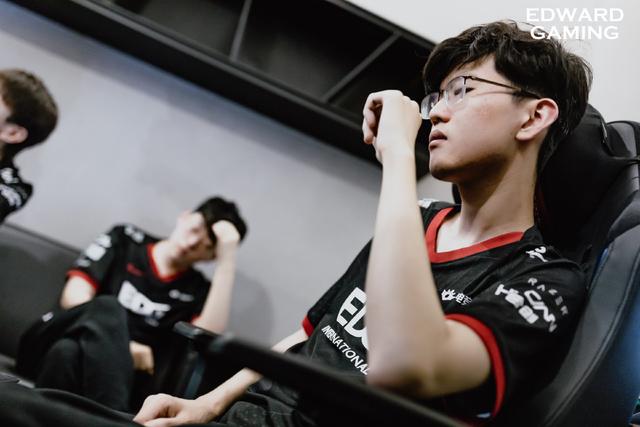LOL全球各赛区最新积分榜：RNG状态回暖，T1踢掉教练组迎来两连胜