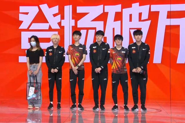 LPL赛后互动图鉴：RNG女粉丝太甜了！FPX粉丝文采达人