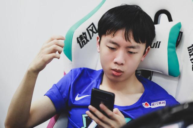 LPL赛后互动图鉴：RNG女粉丝太甜了！FPX粉丝文采达人