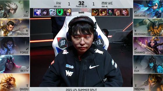 LOL-LPL：RW双C轮流“逆天白给”痛失好局，WE有惊无险2-1击败RW