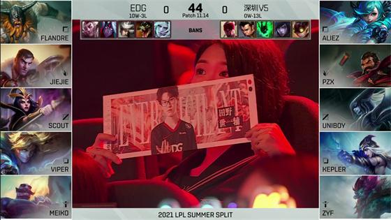 LOL-LPL：Jiejie首发完美节奏带动全局，EDG连下两局2-0横扫V5