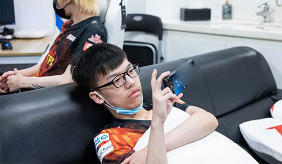 LOL：FPX公布LPL季后赛大名单，粉丝欣慰表示：不该有的都没有