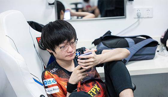 LOL：FPX公布LPL季后赛大名单，粉丝欣慰表示：不该有的都没有