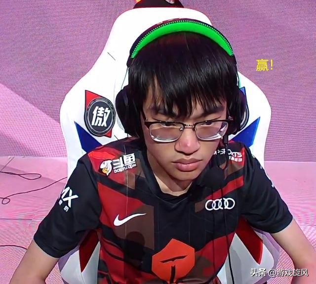 LOL：手子哥分奴出装TES打法太想赢，轻取OMG锁定季后赛门票