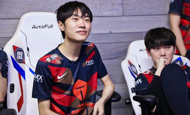 TES锁定季后赛名额，Knight刷新LOL单杀纪录，正式超越巅峰Marin