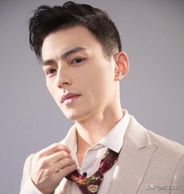 LOL智勋呆妹恋情实锤？两人线下开播，教主壁咚镜头被截图