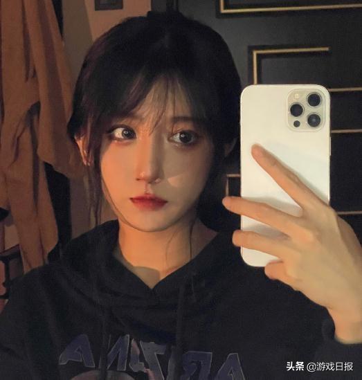LOL智勋呆妹恋情实锤？两人线下开播，教主壁咚镜头被截图